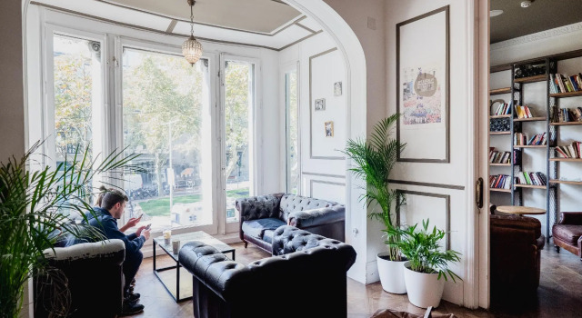 Room Casa Gracia, Забронировать Хостел Отели Барселоны с парковкой, рядом с Оспиталь Клиник, Парковка