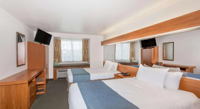 Четырёхместный номер Standard Microtel Inn & Suites by Wyndham Gulf Shores