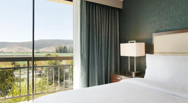 Двухместный люкс Embassy Suites San Luis Obispo