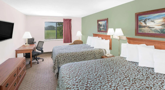 Четырёхместный номер Standard Days Inn & Suites by Wyndham Brinkley