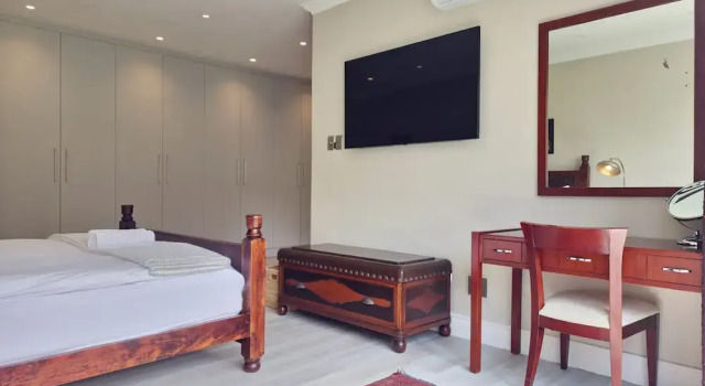 Elegant Camps Bay Villa w Pool 150m to Beach