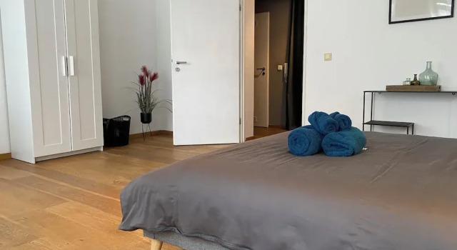 Room-spacious Room in Coliving Apartment, Забронировать Апартаменты/квартира Отели Оффенбах с парковкой, рядом с Дворец Изенбург, Парковка