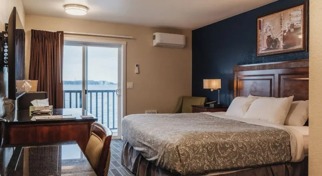 Двухместный номер Deluxe с балконом и рядом с пляжем Water Front Inn