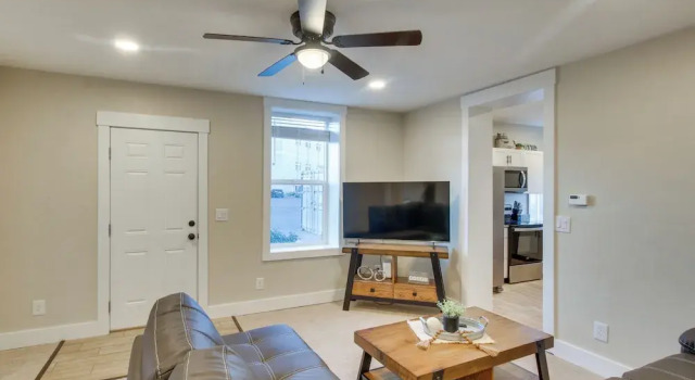 Stylish Logan Retreat w/ Smart TV + Central A/c!, Reserva ahora Apartamento Hoteles en Logan con aparcamiento, Aparcamiento