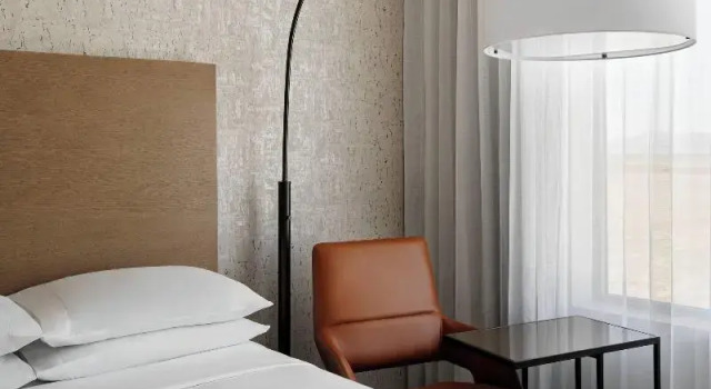 Четырёхместный клубный номер Standard с красивым видом из окна Marriott Phoenix Chandler