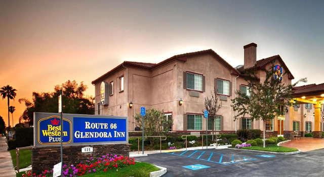Кровать в общем номере с 2 комнатами Best Western Route 66 Glendora Inn