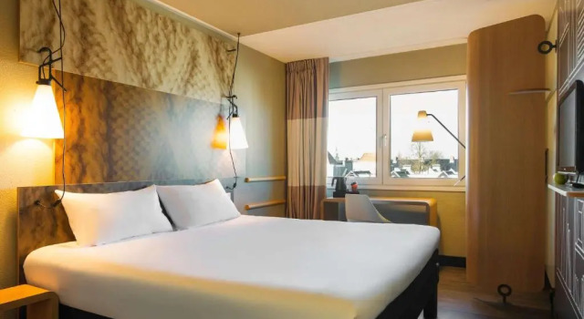 Двухместный номер Premium с видом на канал ibis Amsterdam Centre Stopera