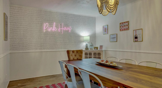 Willkommen to Pink Haus 1 Mile to Main Street!