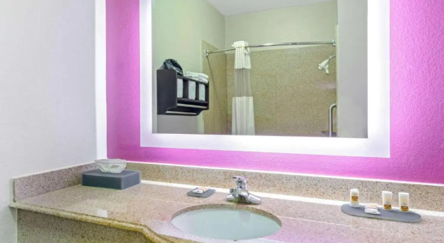 Люкс La Quinta Inn & Suites by Wyndham Winnie