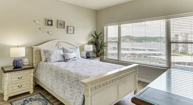 Poolside Fun + Views! Waterfront Ozarks Retreat, Prenota Appartamento Lake Ozark 