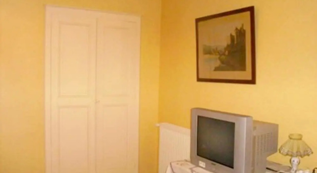 House With 2 Bedrooms in Chirens, With Enclosed Garden and Wifi - 25 k, Rezerwuj Hotel Hotele w Owernia z parkingiem, Parking