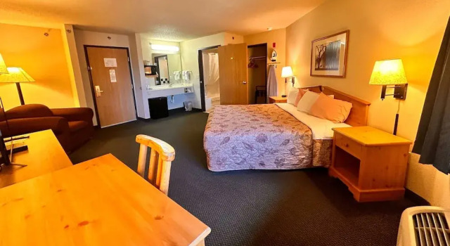 Двухместный номер Deluxe Shell Lake Lodge, a Travelodge by Wyndham