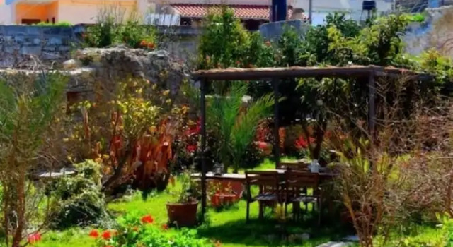 Коттедж Superior Picturesque Traditional Stone House