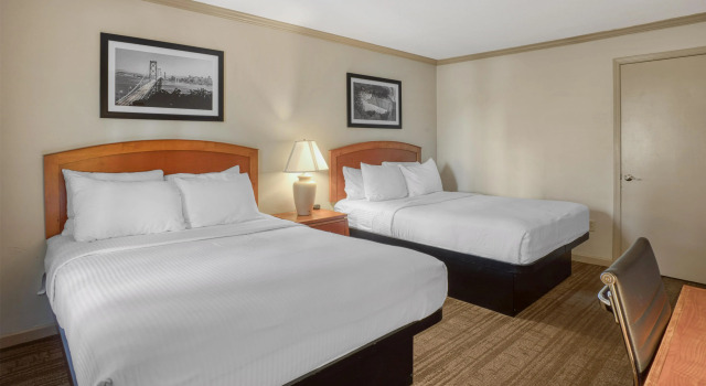Четырёхместный номер Standard SureStay Plus Hotel by Best Western Mountain View
