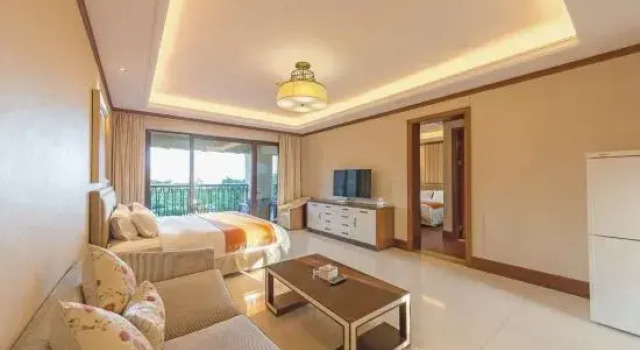 Семейный люкс с балконом и с видом на сад Lvcheng Zhujiajian Dongsha Holiday Hotel