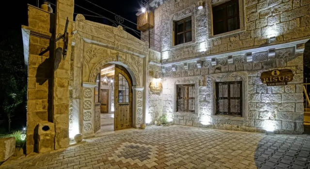 Risus Cave Suites