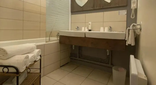 Четырёхместный номер Standard Logis Hôtel Médiéval, Montélimar Nord