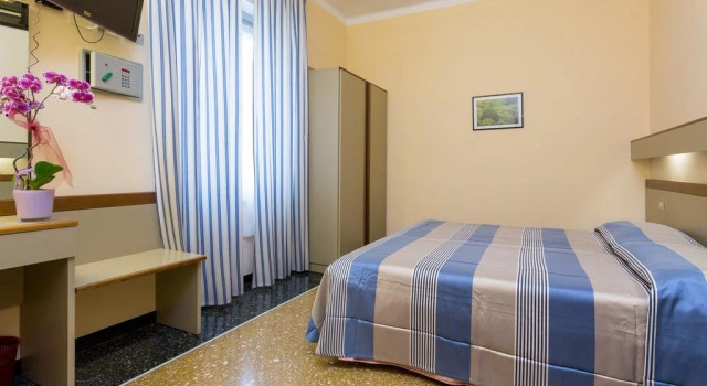 Hotel Villa Delibera, Забронировать Отель Отели в центре Варацце с завтраком, отели в центре Варацце с завтраком