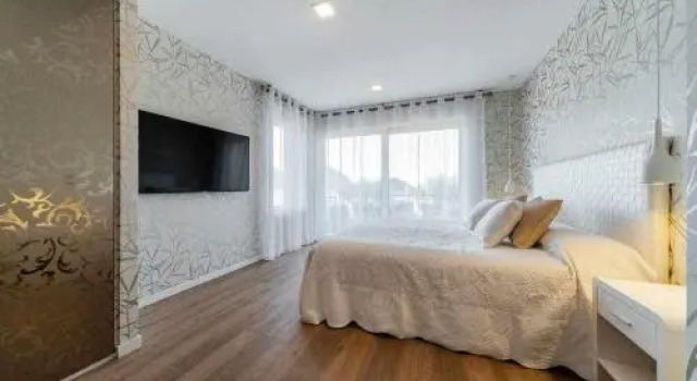 La Concha Beach Deluxe PRIVATE ENTRANCE & TERRACE, Забронировать Отель Отели Сан-Себастьян 5 звезд, рядом с Автобусный вокзал Сан-Себастьяна, 5*
