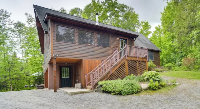 Коттедж с 3 комнатами с балконом Rustic North Creek Getaway ~ 4 Mi to Gore Mtn!