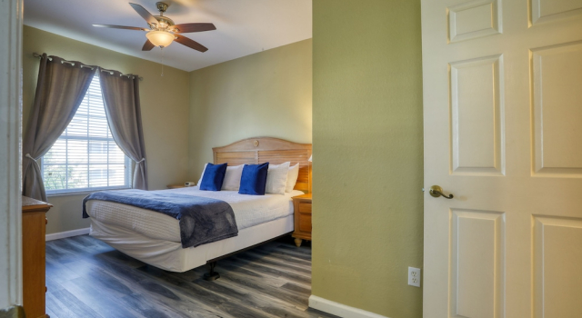 Resort Condo With Pools, hot Tub, Game Room, Tennis, Gym, Balcony, AC, & W/D