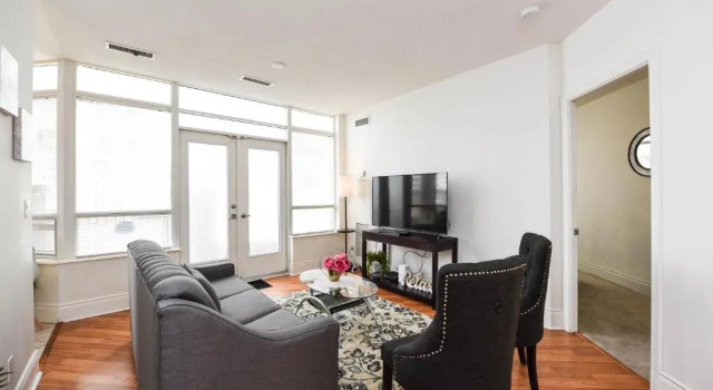 Amazing 2BR & 2BTH - Near Square One Mall, Varaa Hotelli Mississauga 