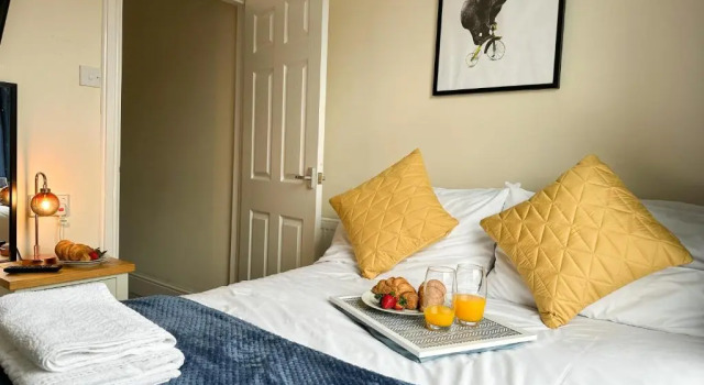 Коттедж с 3 комнатами Large House, 4 Netflix Tv's, Sleeps 6, fast WIFI & Garden, Nearby parking