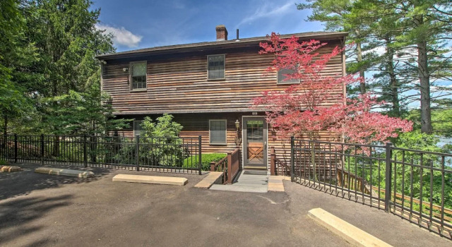 Waterfront New England House on Wickaboag Lake!, Buchen Sie Ferienhaus  