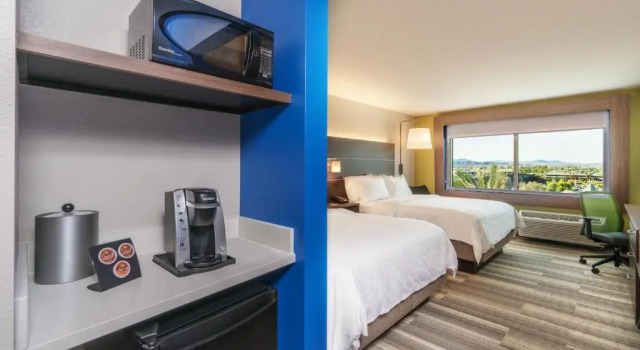 Четырёхместный номер Standard Holiday Inn Express & Suites Lake Havasu - London Bridge by IHG