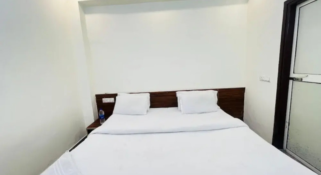Roomshala Hotel Pub G