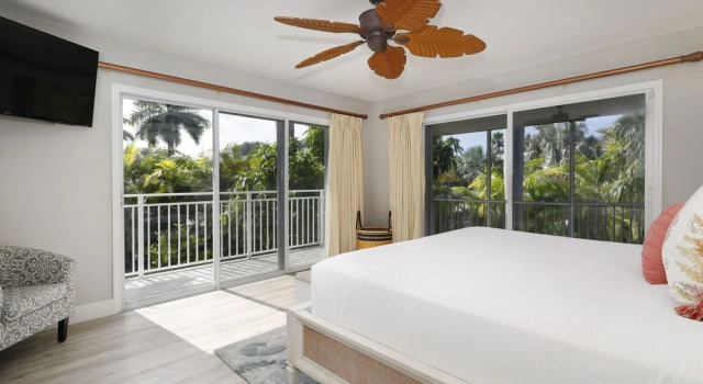 Waterfront Luxury Home With Pool And Boat Dock 3 Bedroom Home by RedAwning, Varaa Lomakoti Huvilat kohteessa Florida Keys, Villa