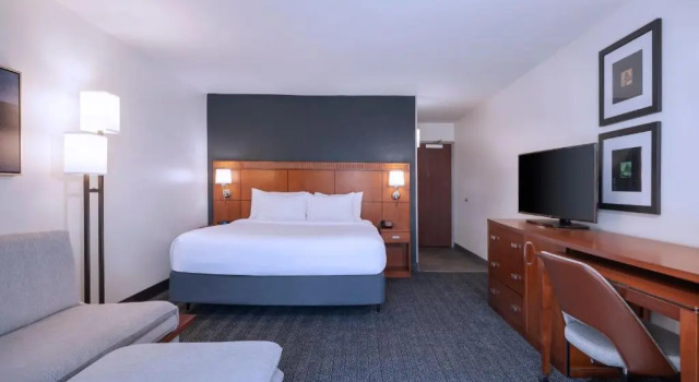 Номер Standard с балконом Courtyard by Marriott Tampa North/I-75 Fletcher