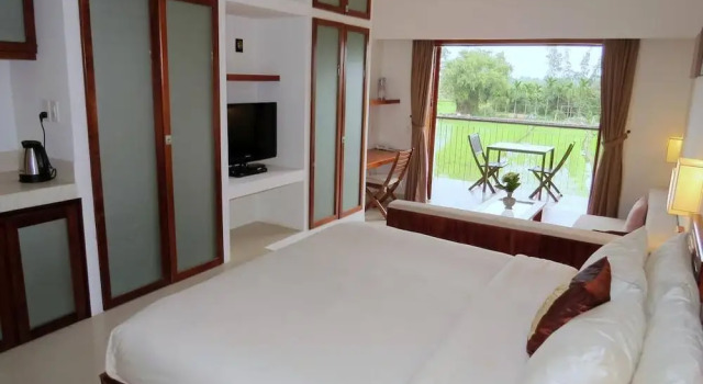Двухместная студия Deluxe с балконом и с видом на бассейн Hoi An Green Life Hostel