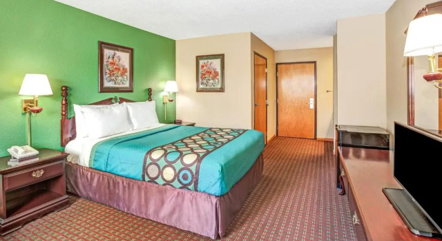 Двухместный номер Standard Super 8 by Wyndham McHenry Fox Lake Area