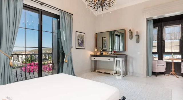 Двухместный номер Deluxe с балконом и с видом на гавань Alacatı Port Ladera Hotel