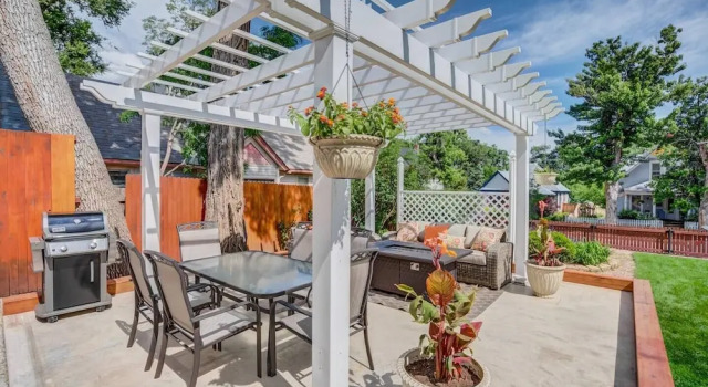 Коттедж 3 Bedroom Downtown with Firepit