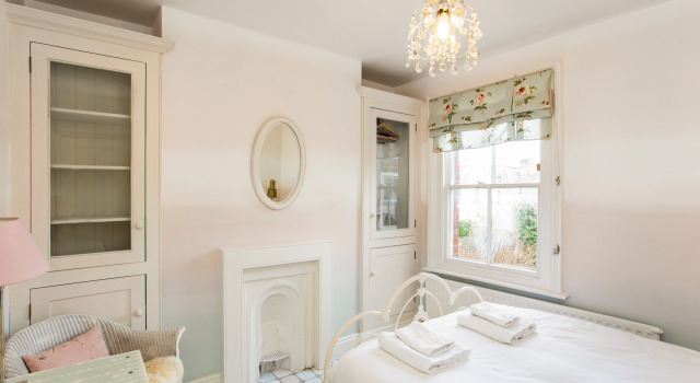 Situated within moments of the High Street and Theatre Royal, Забронировать Дом для отпуска Отели Винчестера с парковкой, рядом с Winchester Christmas Market, Парковка