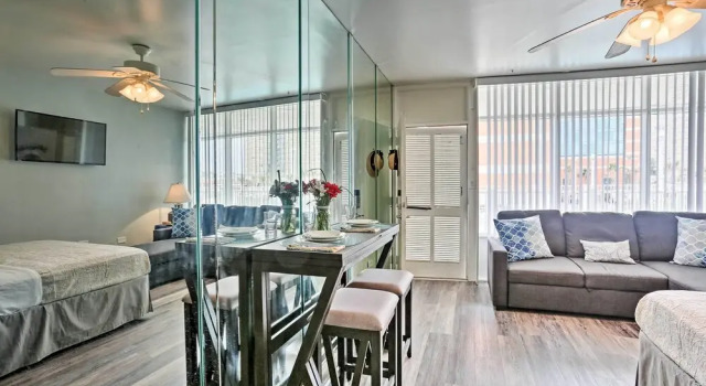 Virginia Beach Studio w/ Balcony + Pool View!, Забронировать Апартаменты/квартира Вирджиния-Бич Виргиния, рядом с Neptune's Park