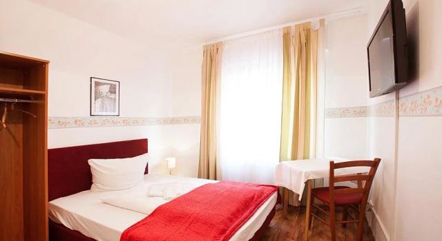 Hotel Jasmin, Забронировать Отель Отели Пфорцхайм с парковкой, рядом с Театр Пфорцхайма, Парковка