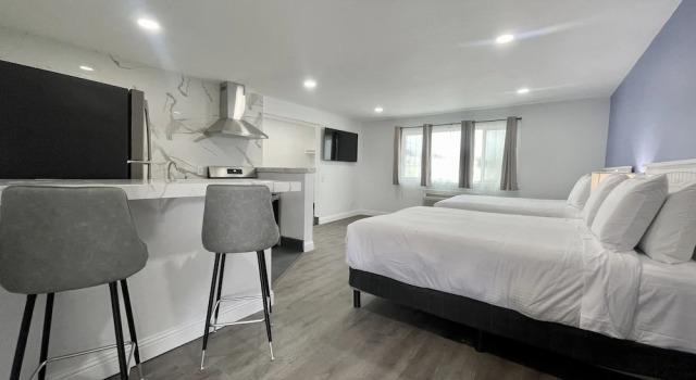 Четырёхместный люкс Premium Budget Inn