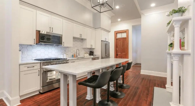 Коттедж с 6 комнатами Canal Street Mini Mansion Sleeps 12