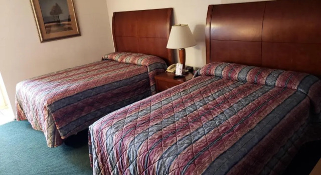 Четырёхместный номер Standard Huntingdon Motor Inn