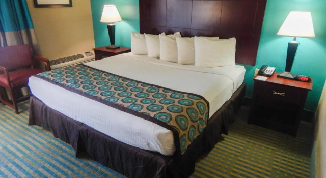 Номер Standard Howard Johnson by Wyndham Arlington Ballpark / Six Flags