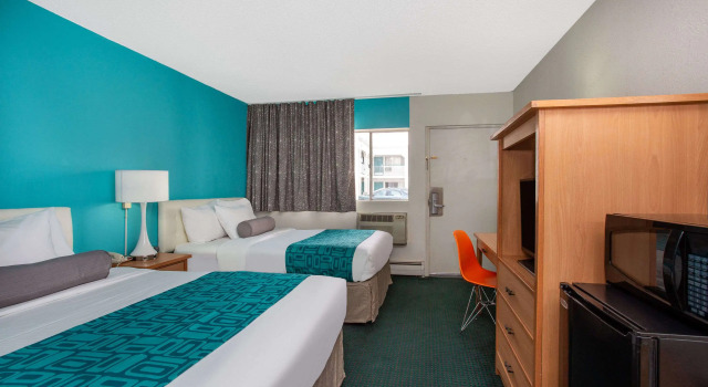 Howard Johnson by Wyndham Colorado Springs, Buchen Sie Hotel Hotels in Colorade Springs mit Pool, Schwimmbad