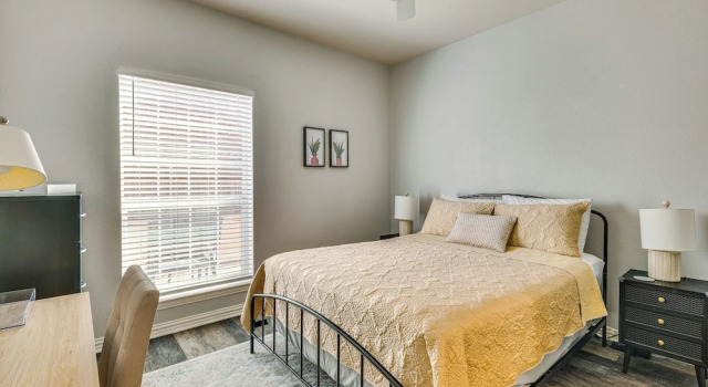Central College Station Townhome w/ Community Pool, Забронировать Апартаменты/квартира Колледж-Стейшн штат Техас, рядом с Парк Вулф-Пен-Крик