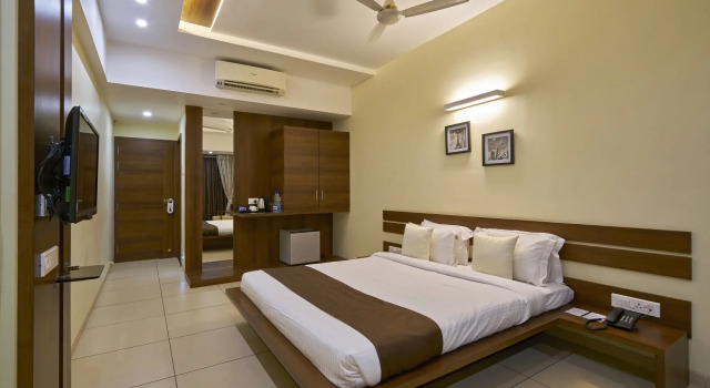 Hotel 3 Leaves Kolhapur, Забронировать Отель Отели штата Махараштры 3 звезды, 3*