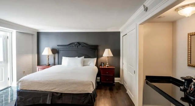 Двухместный номер Deluxe с видом на бассейн Bourbon Orleans Hotel