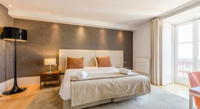 Spacious Apartment in Alfama With a Great View, Забронировать Апартаменты/квартира Санта-Мария-Майор Лиссабон, рядом с Money Museum