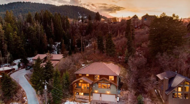 Parley by AvantStay Gorgeous Rustic Cabin w Mtn Views & Hot Tub, Varaa Lomakoti Summit Park 