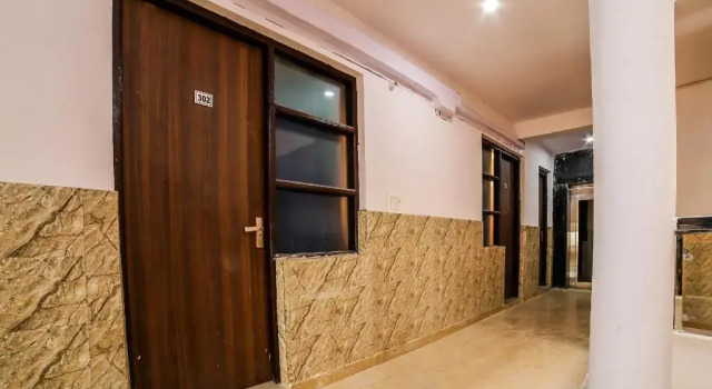 Collection O 82685 Hotel Shiv Shiva Residency, Забронировать Отель Нойда штат Уттар-Прадеш